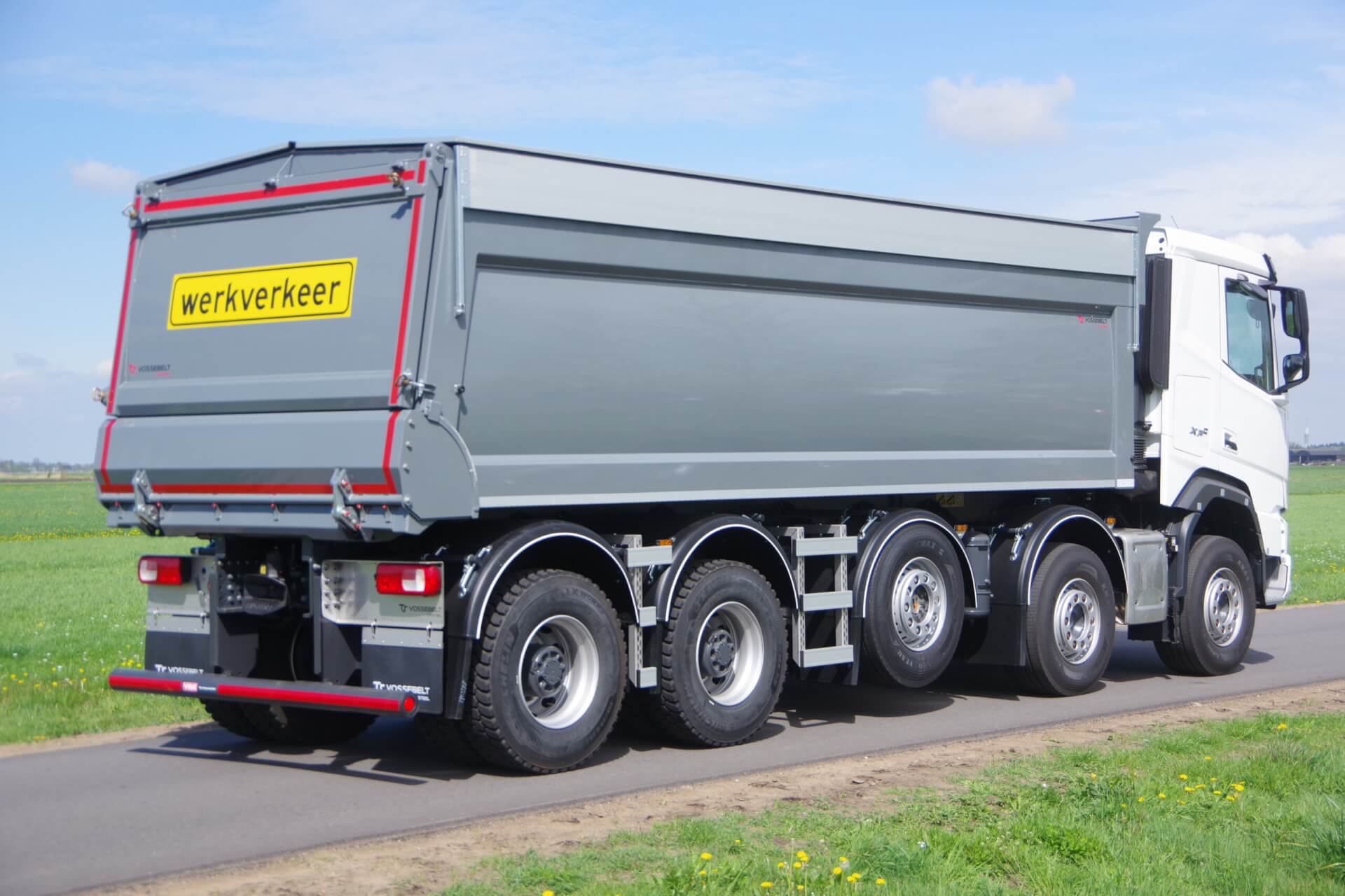 DAF XFc 480 10x4 midlift Vossebelt grijs ra 1