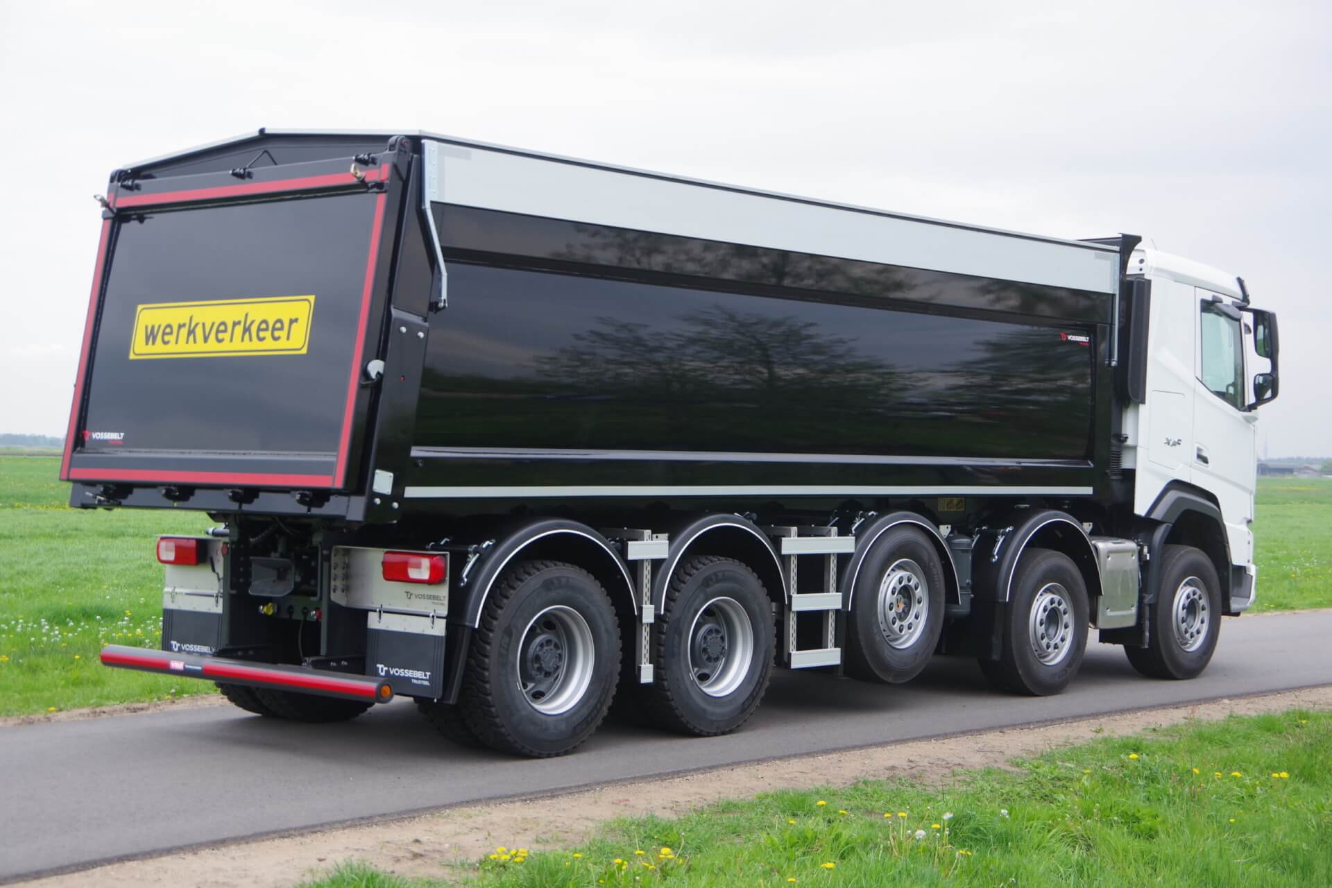 DAF XFc 480 10x4 midlift Vossebelt zwart ra 1