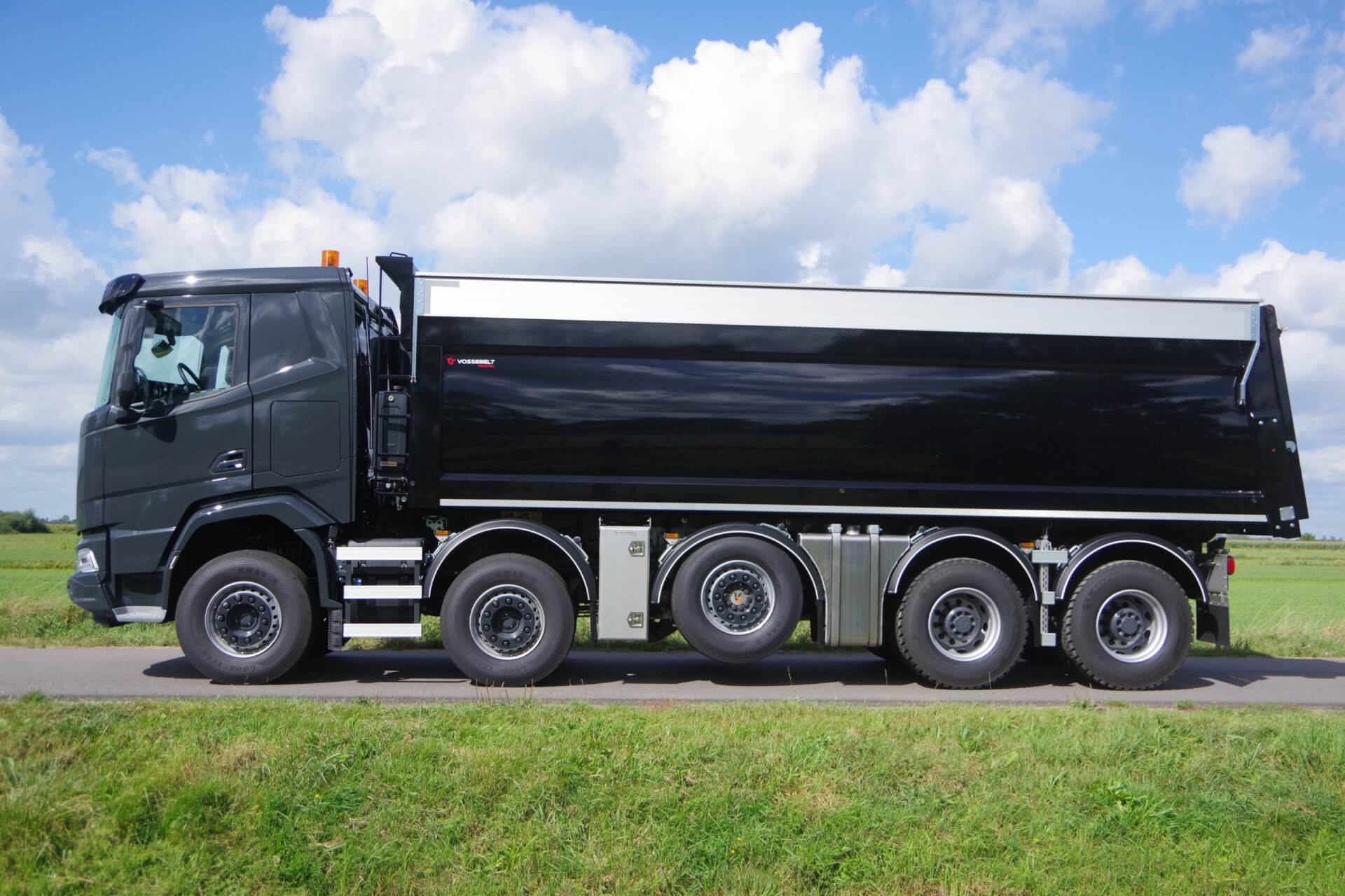 DAF_XF_10x4_Midlift_Vossebelt-Kipper StrackTrans lz