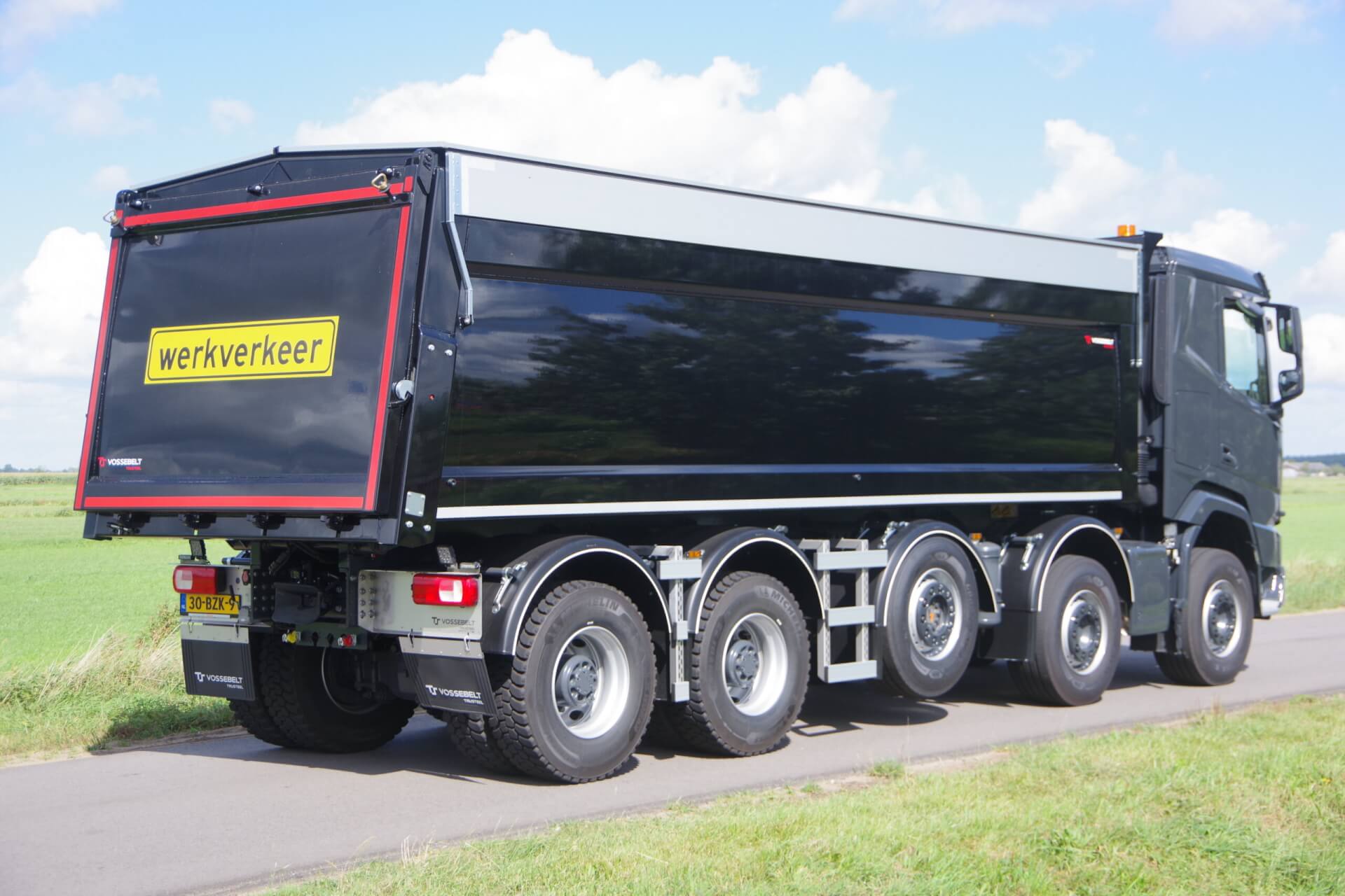 DAF_XF_10x4_Midlift_Vossebelt-Kipper StrackTrans ra 1