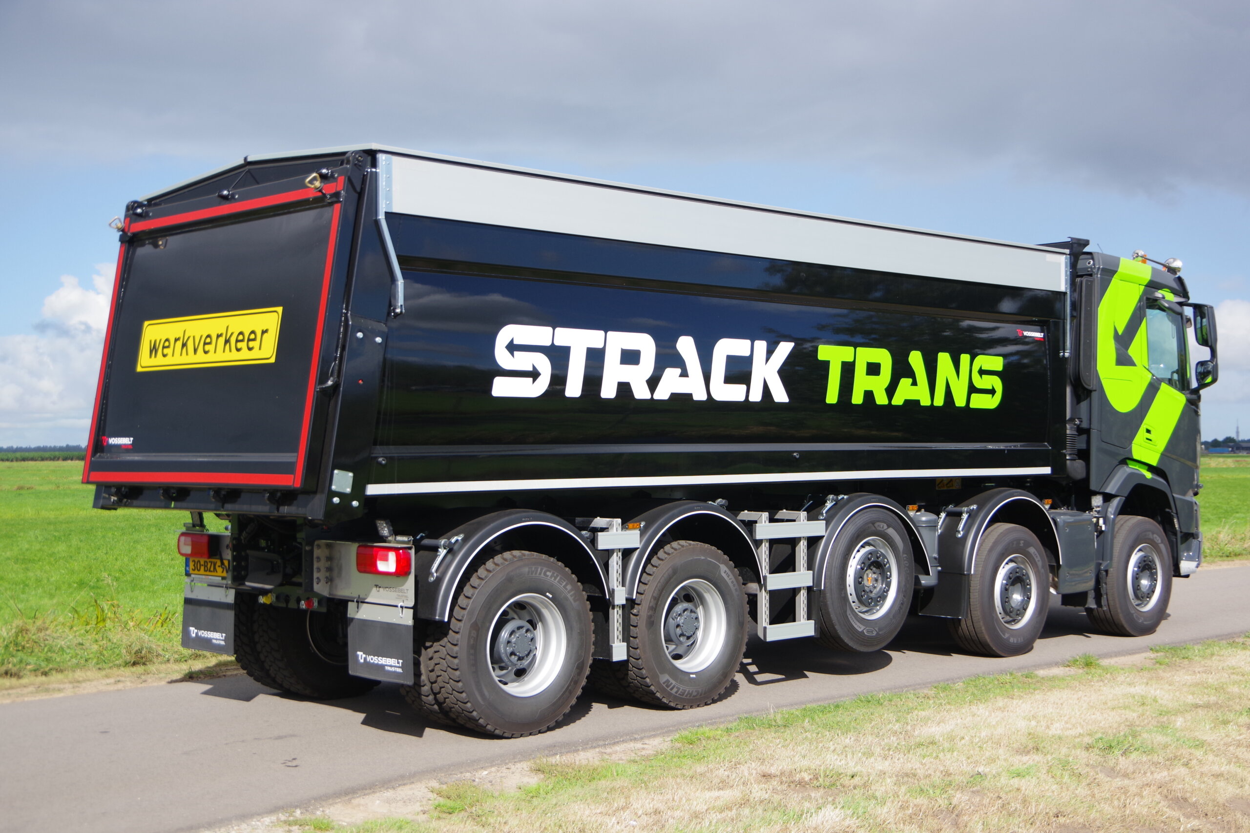 DAF_XF_10x4_Midlift_Vossebelt-Kipper StrackTrans ra 2