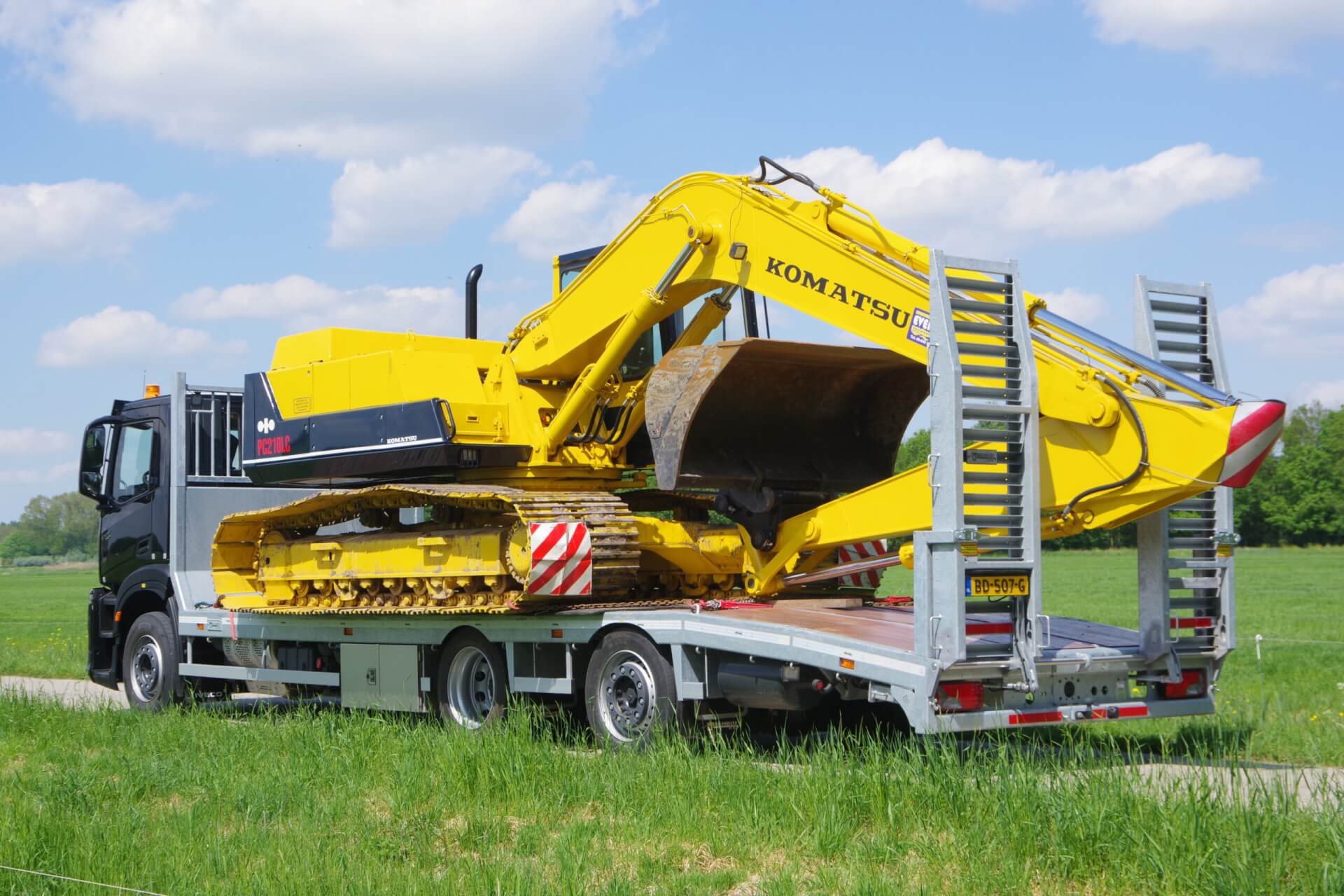 IVECO_oprijwagen_Wide-Spread_KOMATSU_PC210LC-3 la 1