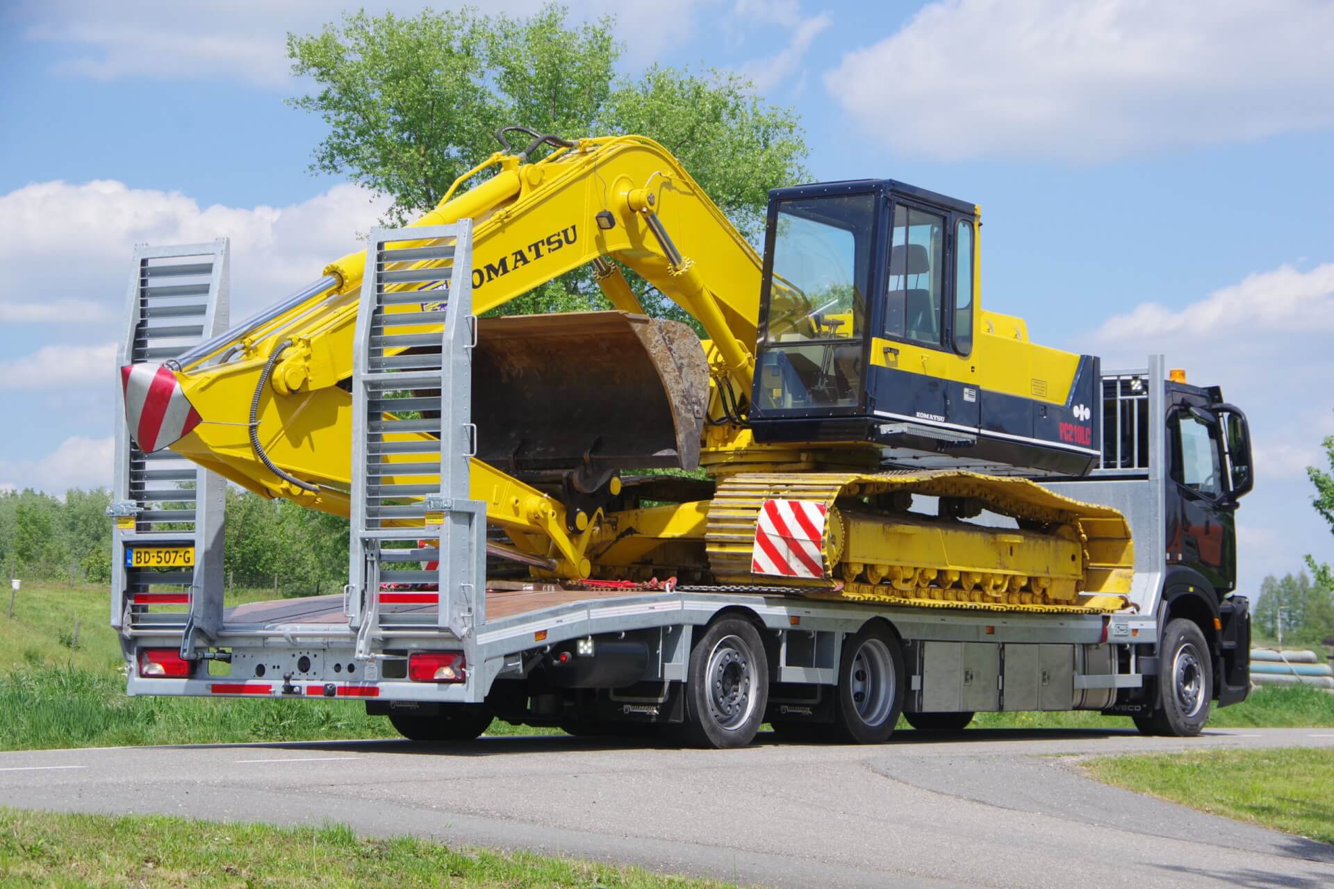 IVECO_oprijwagen_Wide-Spread_KOMATSU_PC210LC-3 ra laag