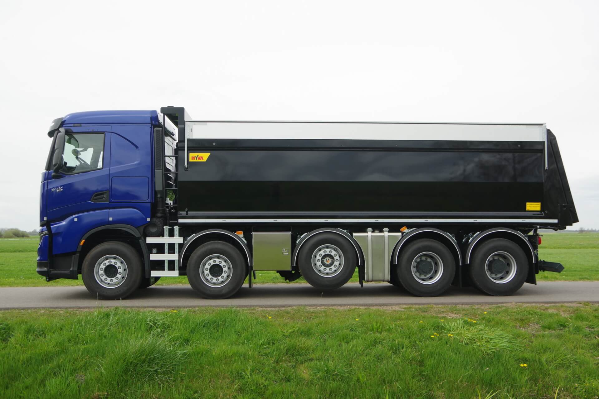 Iveco X-WAY 10x4_YAMAHA-blauw_HYVA-kipper lz1