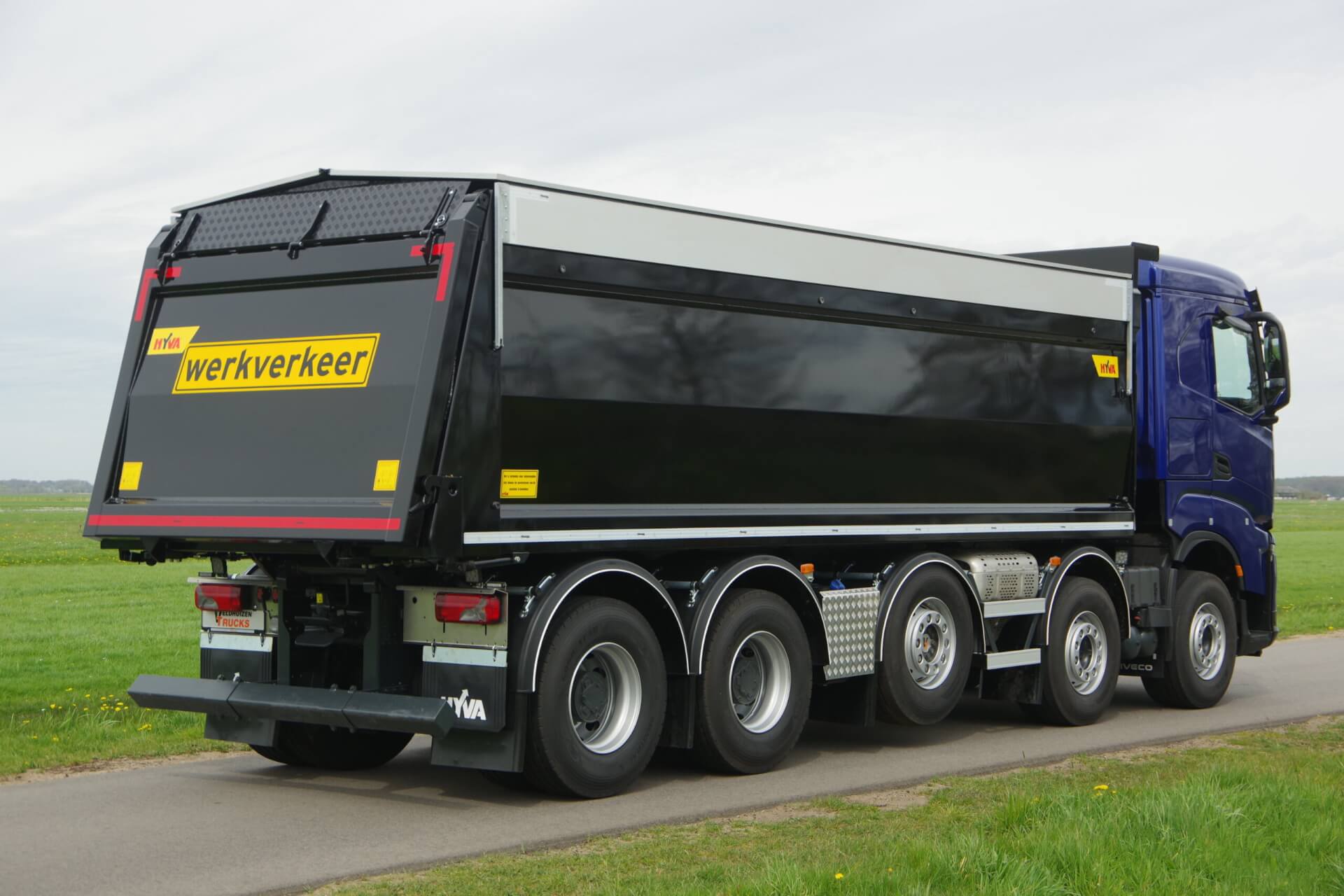 Iveco X-WAY 10x4_YAMAHA-blauw_HYVA-kipper ra1