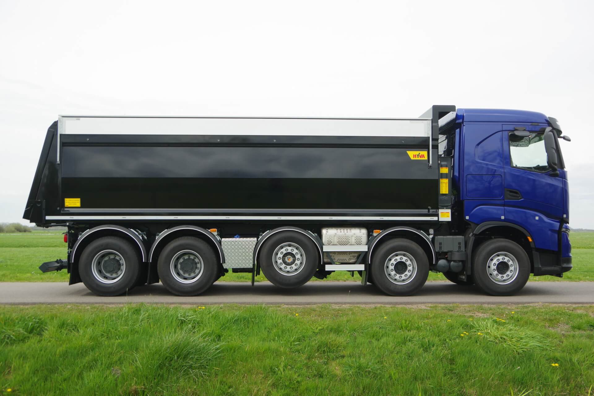 Iveco X-WAY 10x4_YAMAHA-blauw_HYVA-kipper rz1