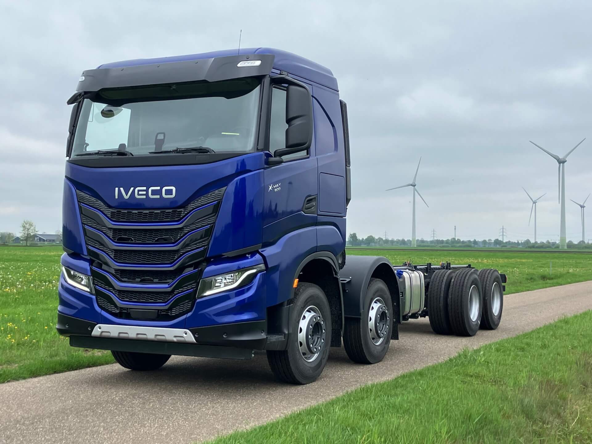 Iveco X-WAY 8x2 chassis lv 9