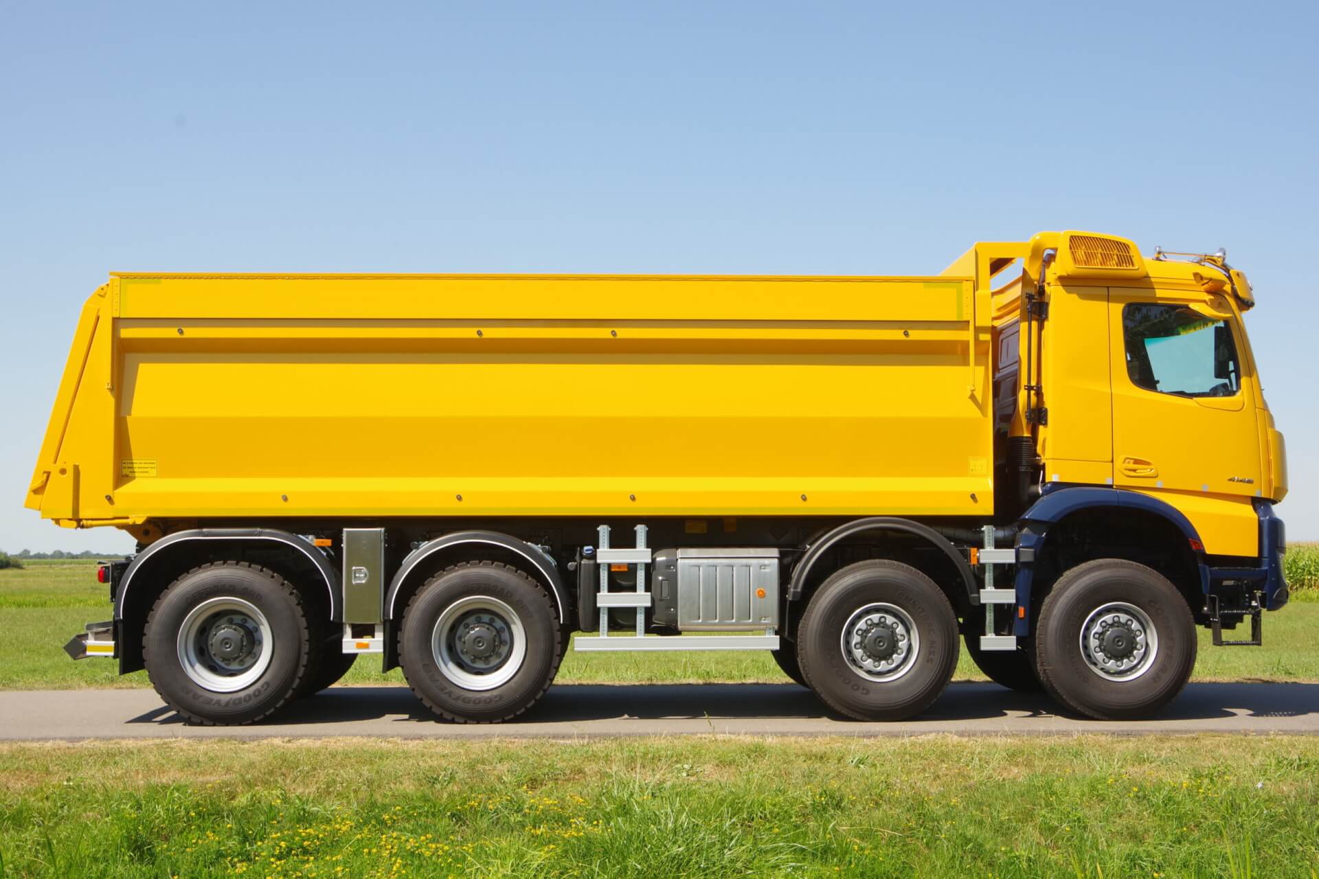 MB 8x8 Wide-Spread_46-Ton_HYYVA-kipper_SINKE rz 1