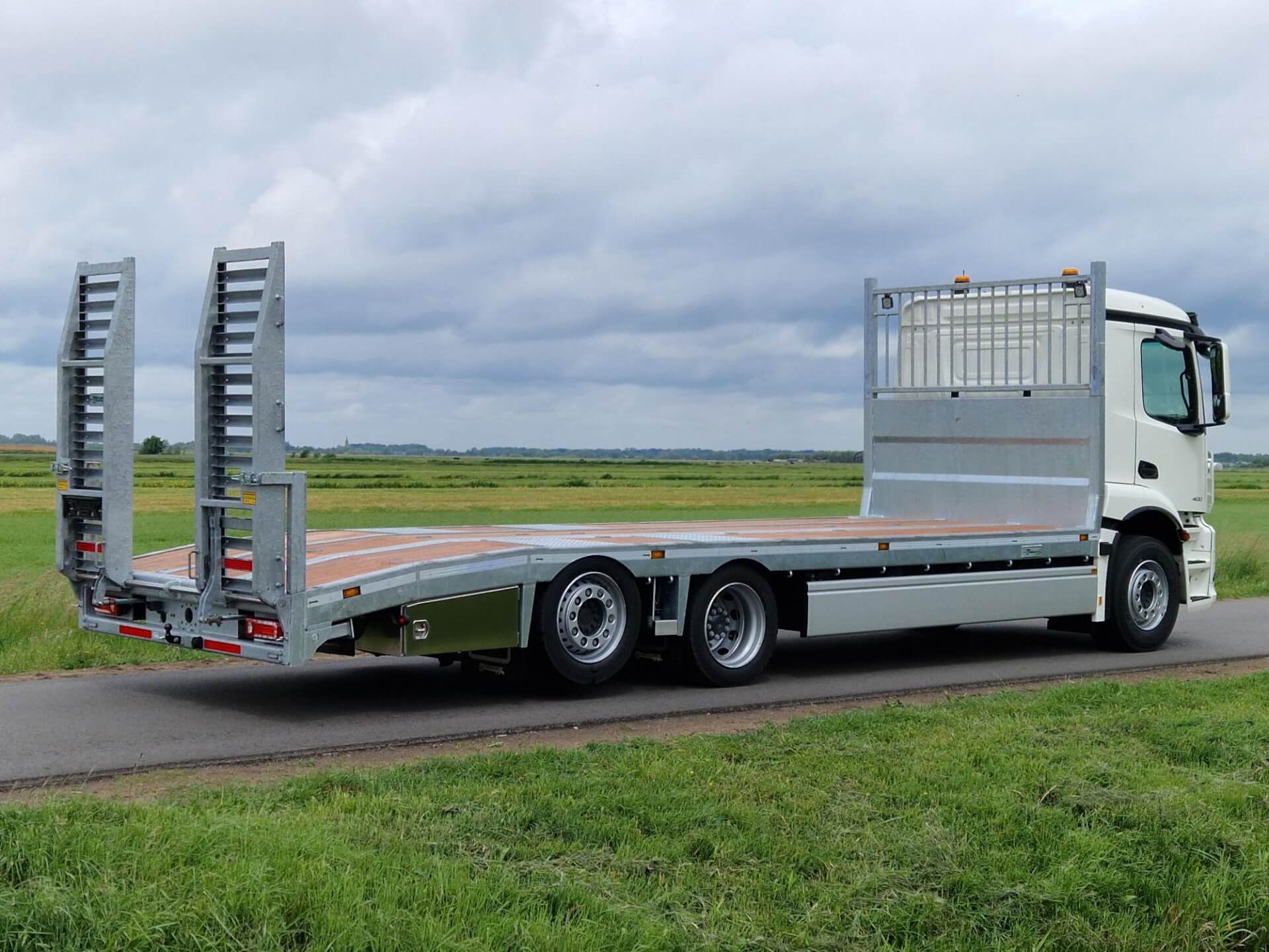 MB OPRIJ E-ACTROS ACHTER