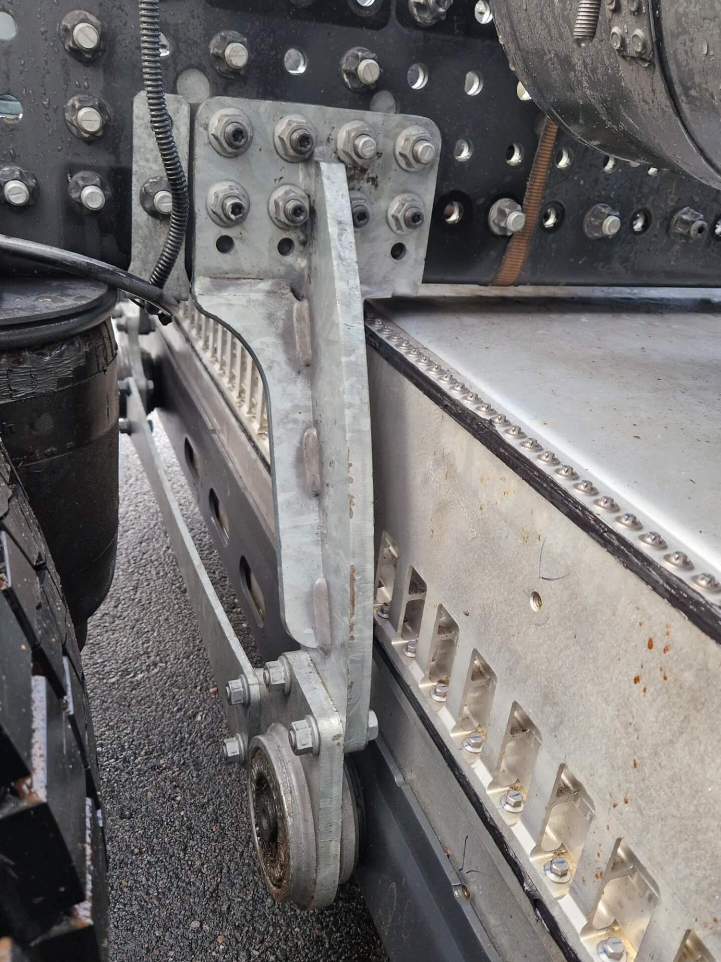 MERCEDES e-600_8x2_AHVRIJ accusteun 2