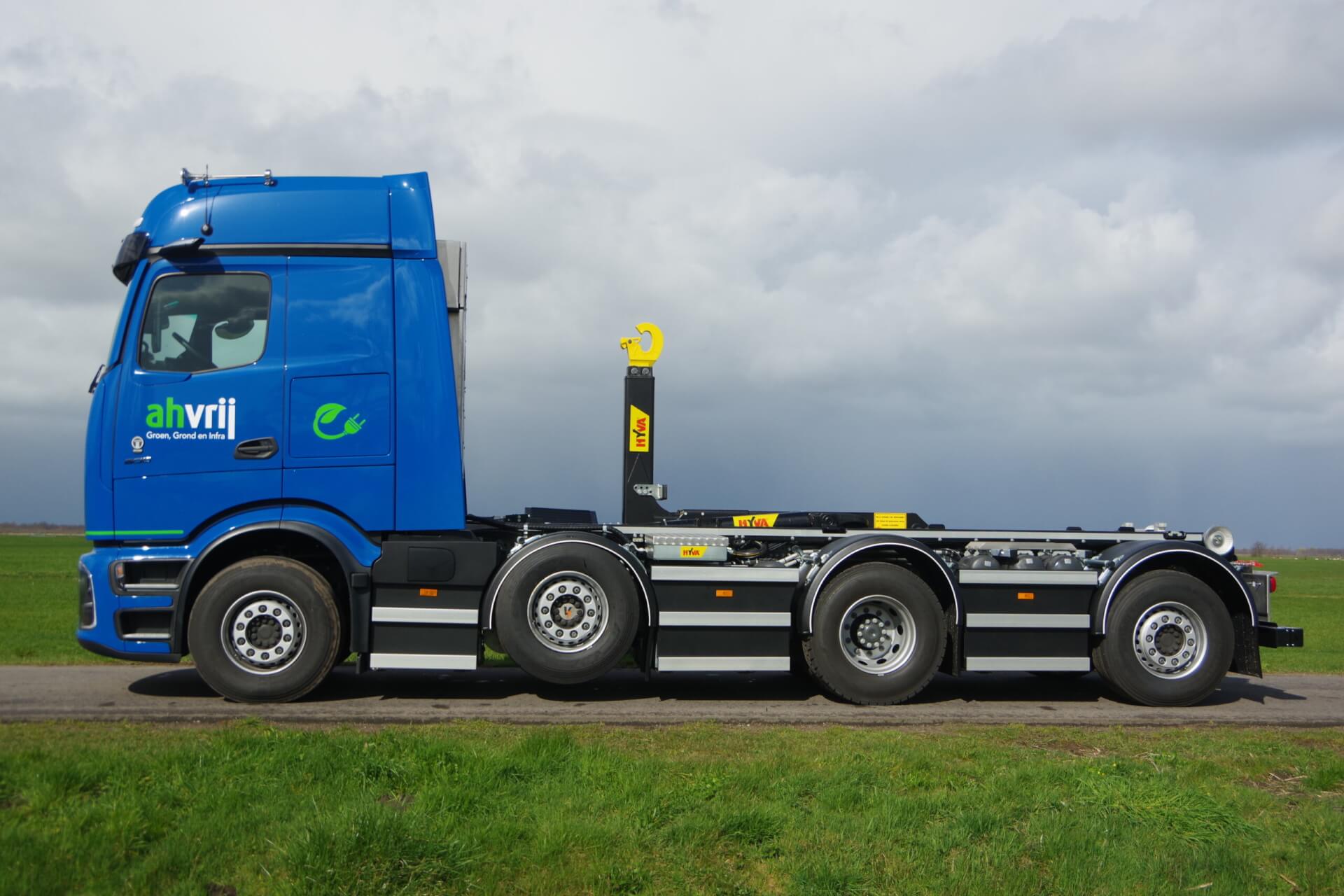 Mercedes e-600 8x2 Wide-Spread_HYVA-Haakarm AH-VRIJ lz