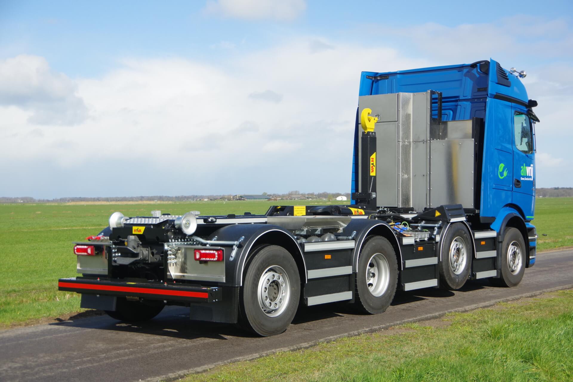 Mercedes e-600 8x2 Wide-Spread_HYVA-Haakarm AH-VRIJ ra 1