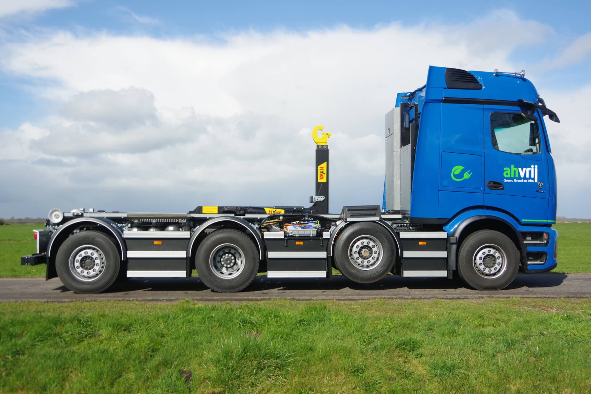 Mercedes e-600 8x2 Wide-Spread_HYVA-Haakarm AH-VRIJ rz