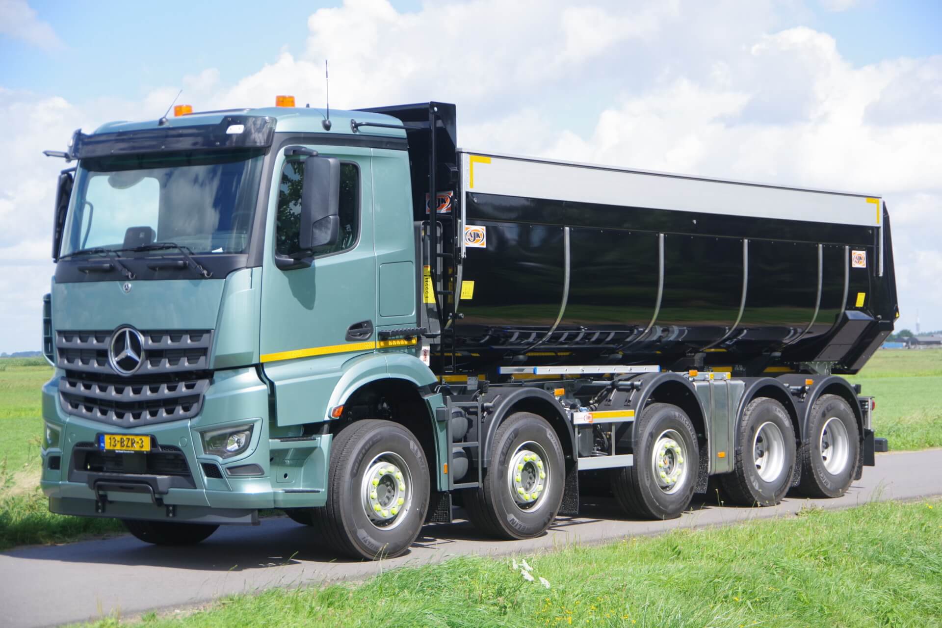 Mercedes_AROCS_10x4 AJK_kipper lv 1