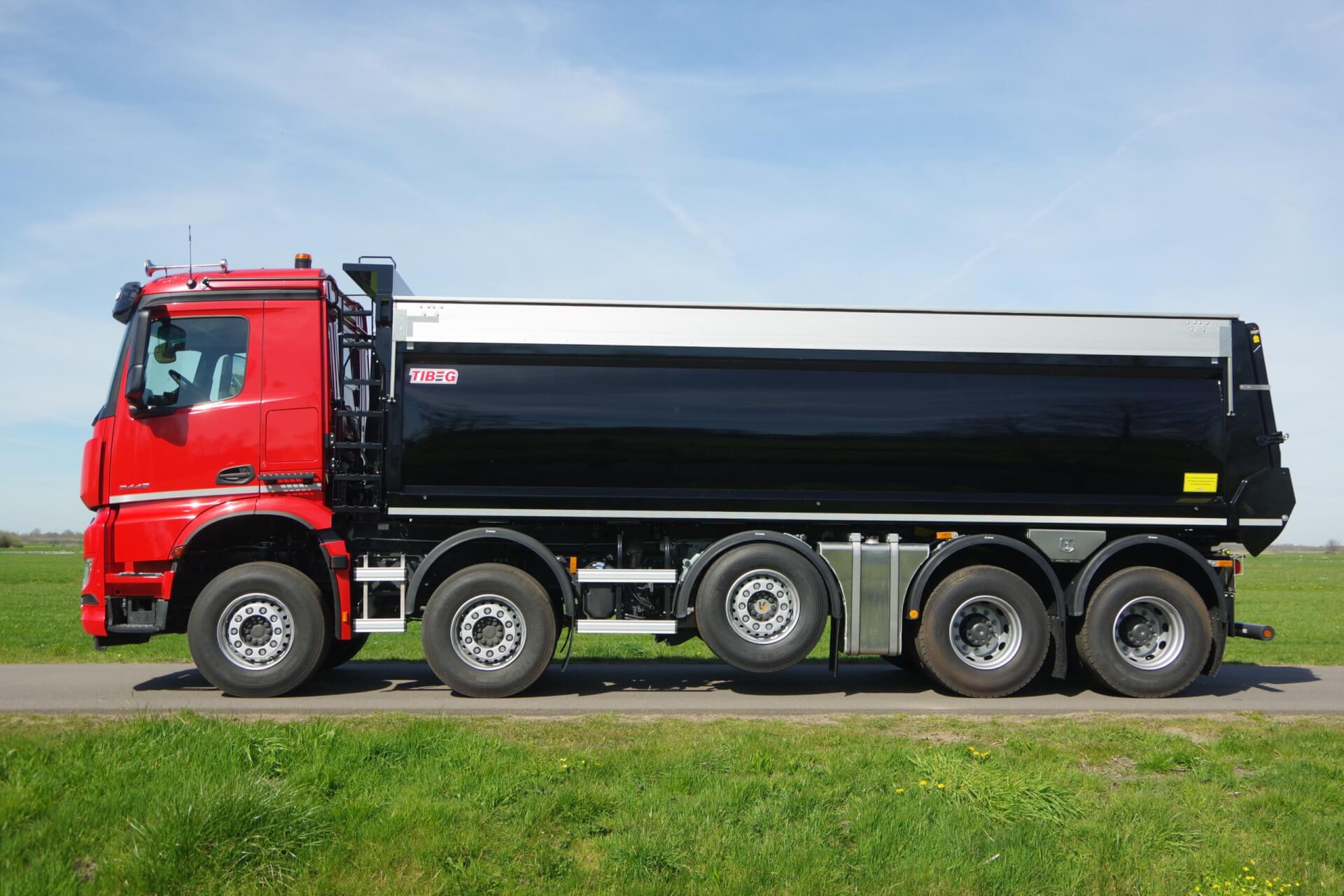 Mercedes_AROCS_10x4_zwarte_TIBEG_kipper lz