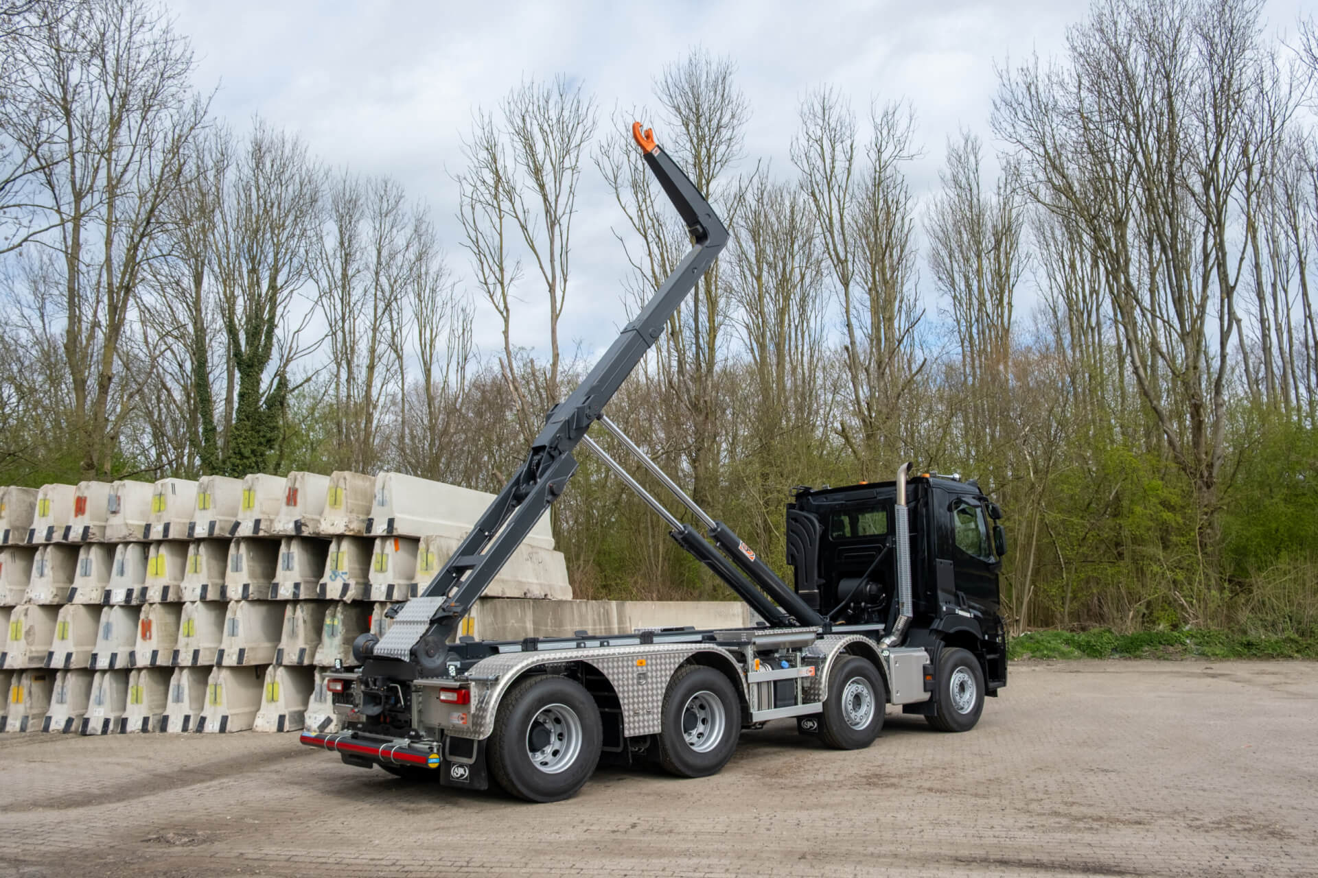 RENAULT_C520_8x4_Wide-Spread met 30 Ton's AJK haakarm hoog
