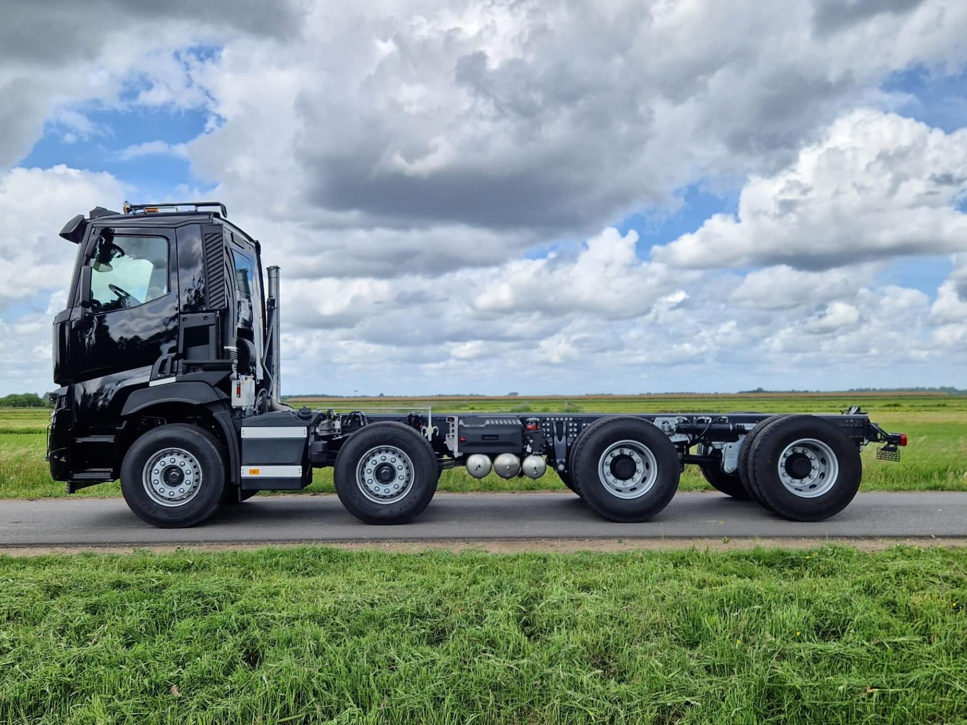 RENAULT_T530 _8x4_Wide-Spread chassis lz 2