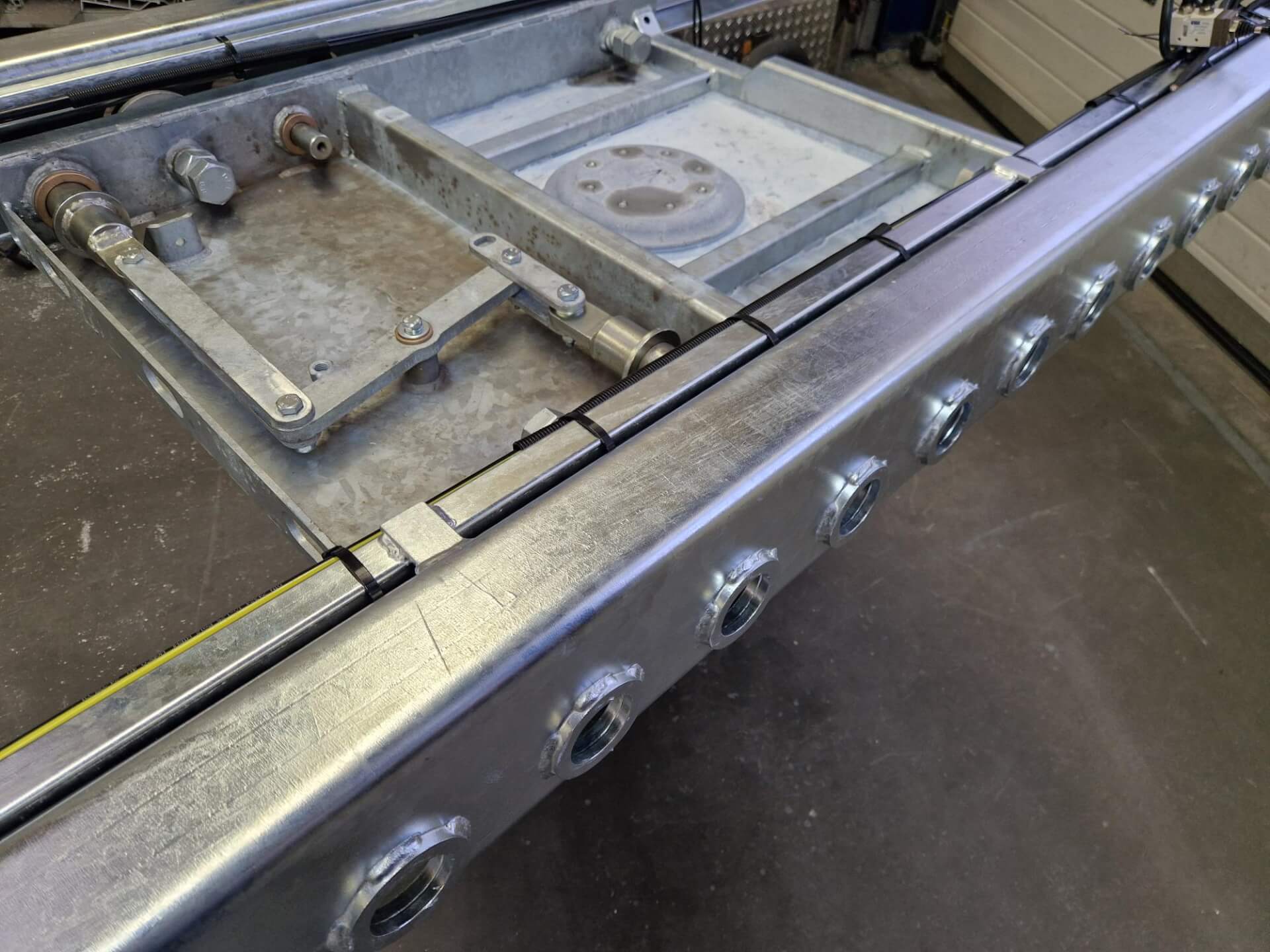 Rollende schotelplaat in chassis ra