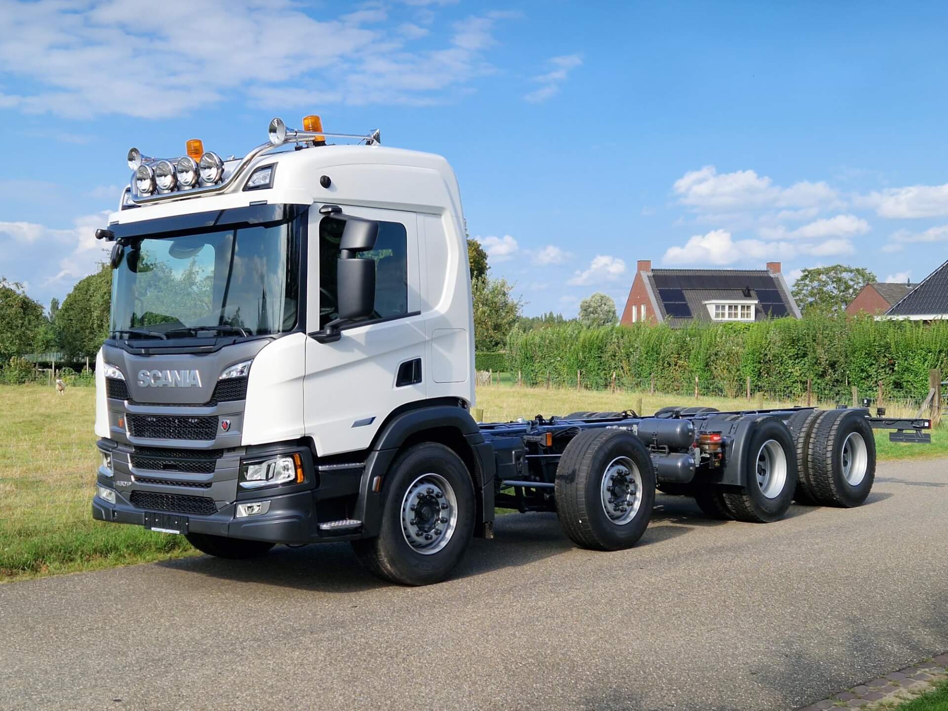 SCANIA 8x4 Wide-Spread vooras 400 mm verplaatst lv