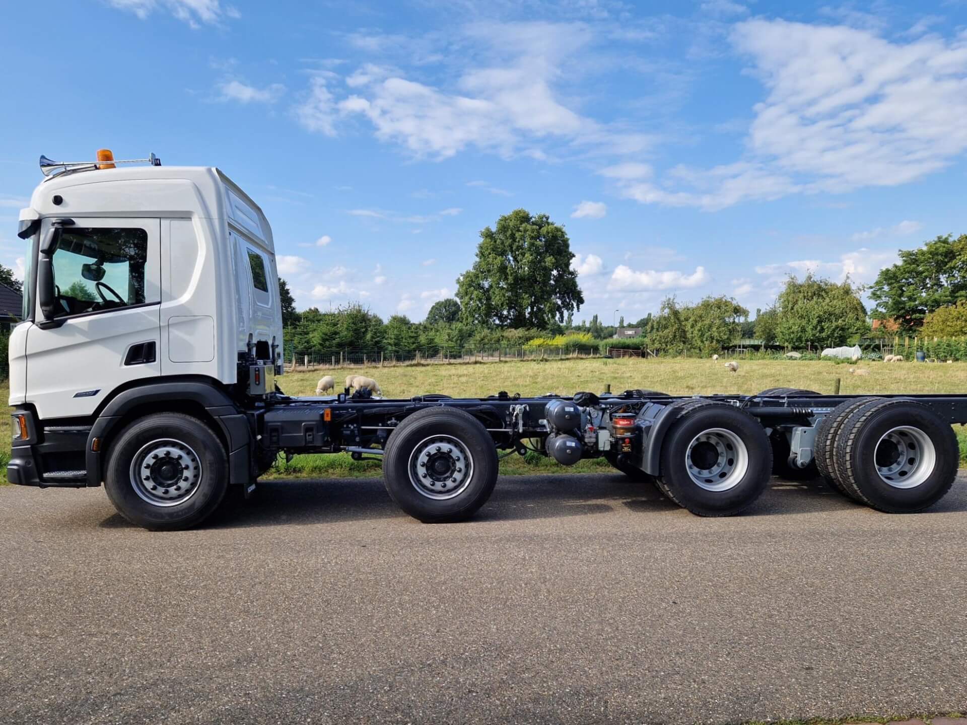 SCANIA 8x4 Wide-Spread vooras 400 mm verplaatst lz