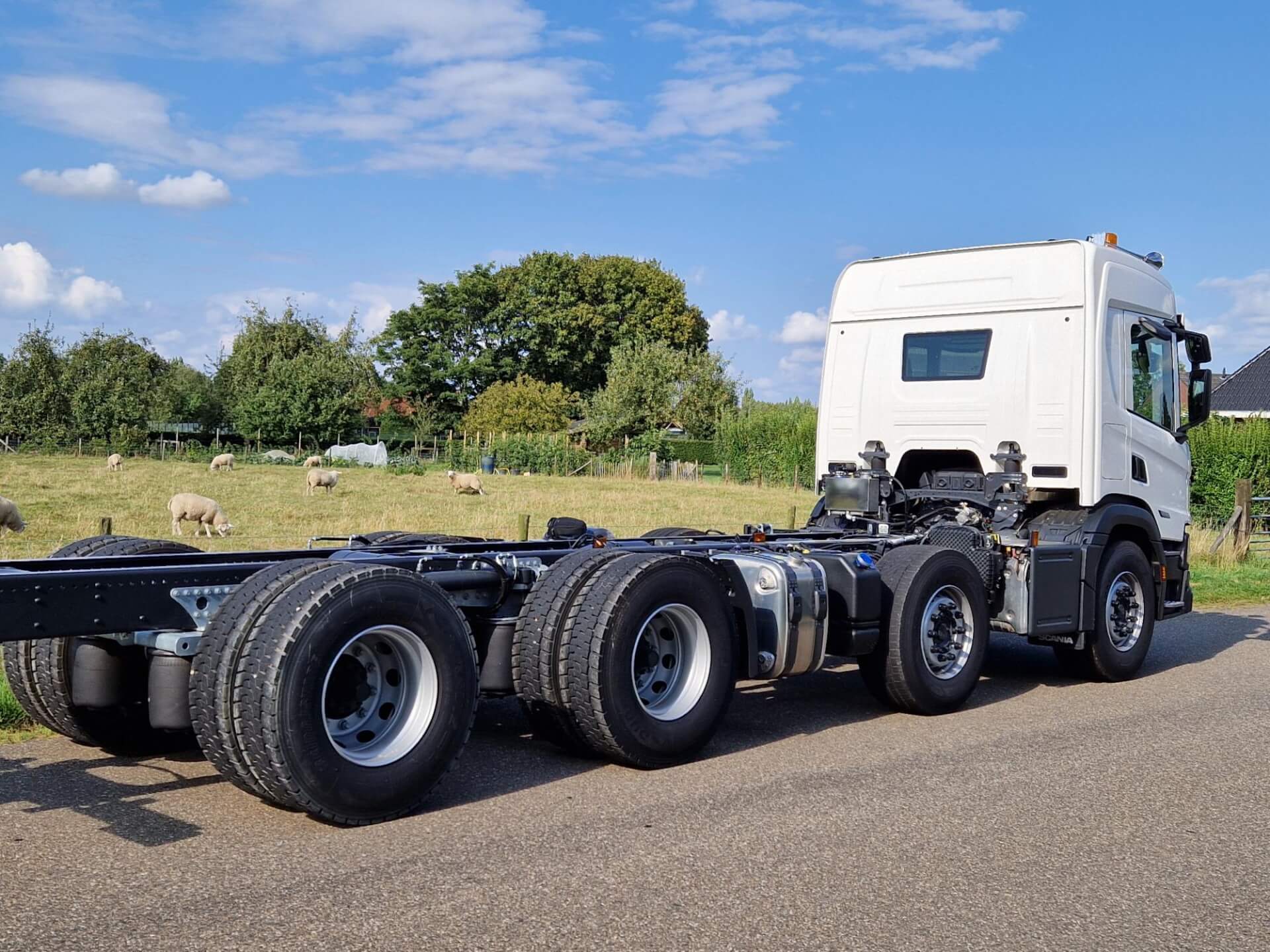 SCANIA 8x4 Wide-Spread vooras 400 mm verplaatst ra