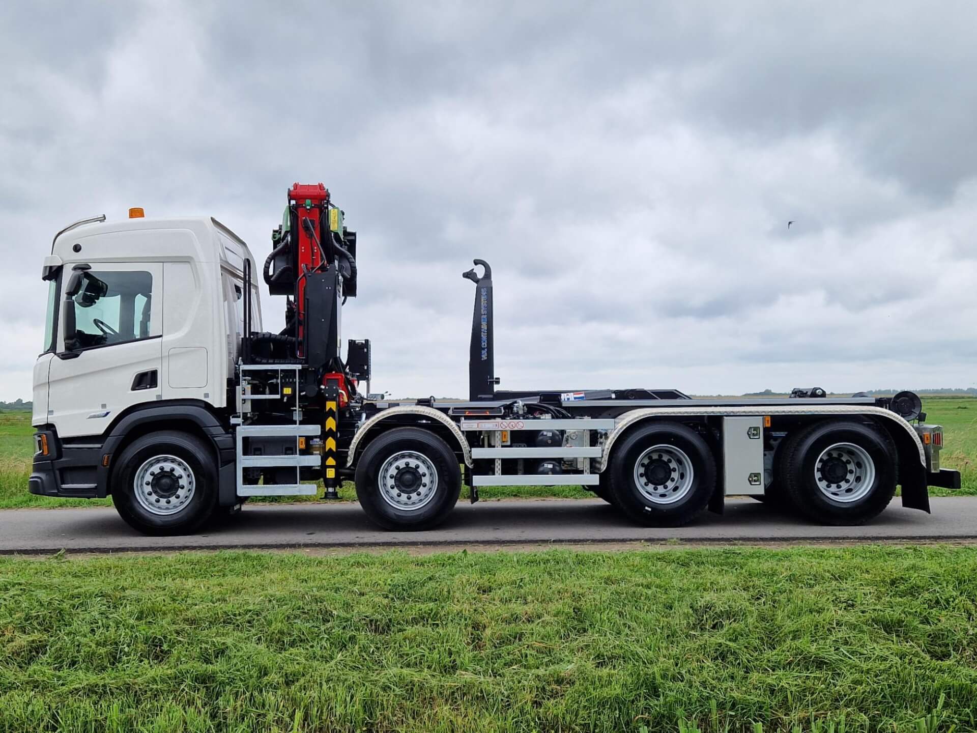 SCANIA 8x4 luchtgeveerd zij
