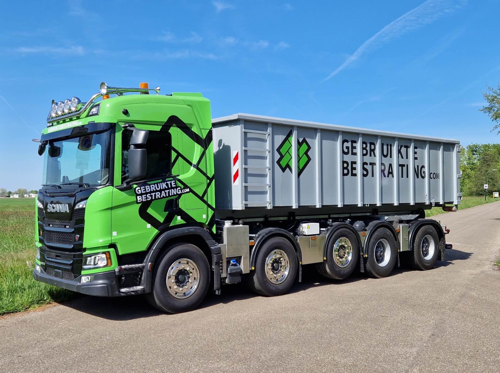 SCANIA G560 10x4 WIDE-SPREAD met container lv 1