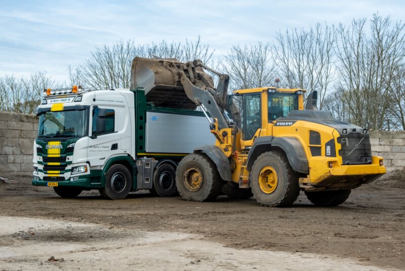 .SCANIA_10x4_Wide-Spread_Kipper_v.HEERDT laden
