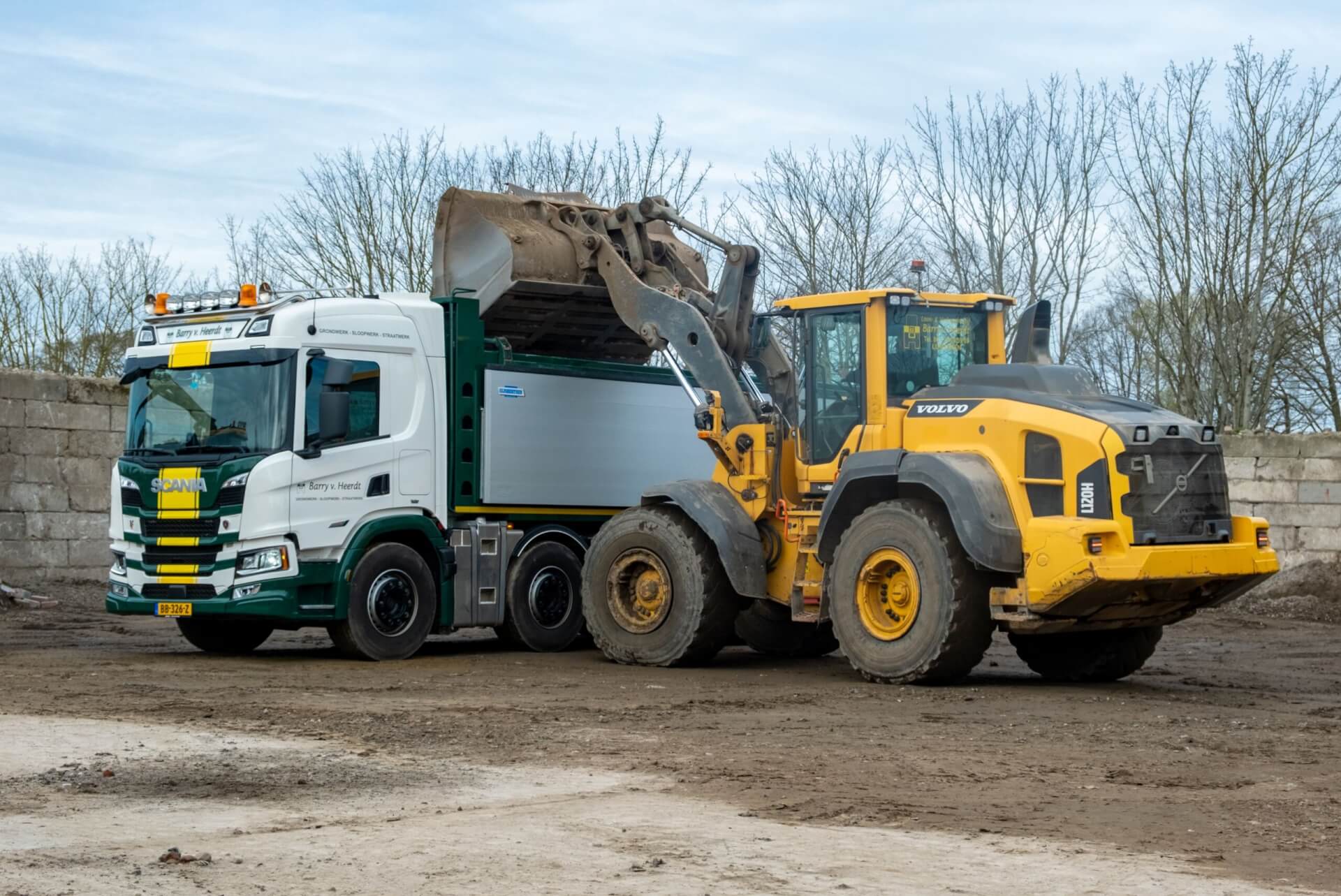 .SCANIA_10x4_Wide-Spread_Kipper_v.HEERDT laden