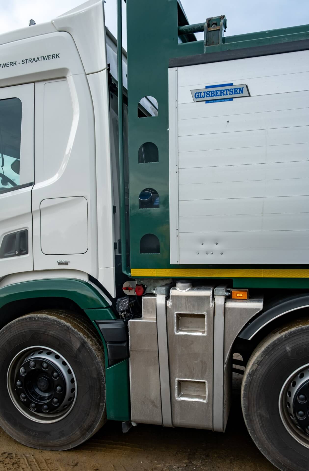 SCANIA_10x4_Wide-Spread_Kipper_v.HEERDT opstaptrede