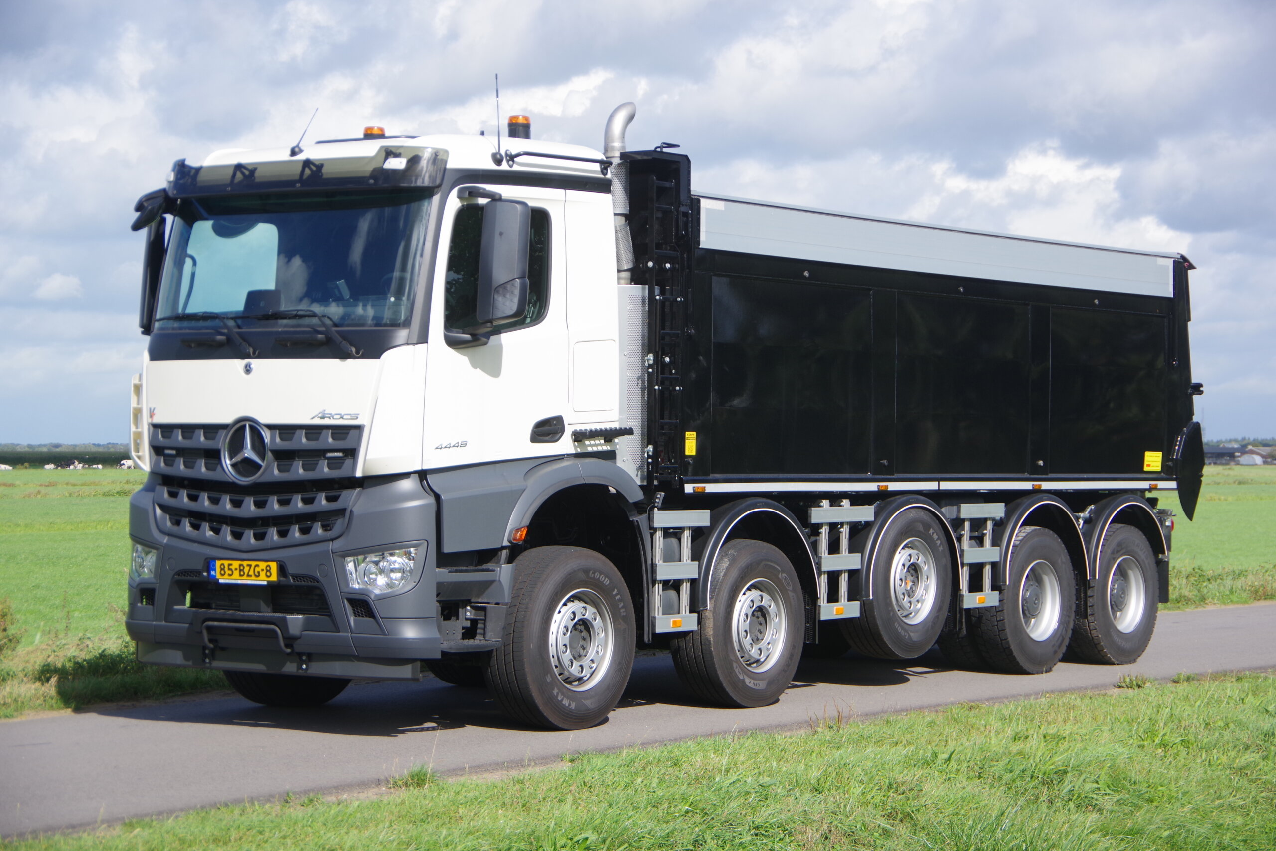 VELDHUIZEN_MERCEDES_10x4_Voorraad '25 lv 3