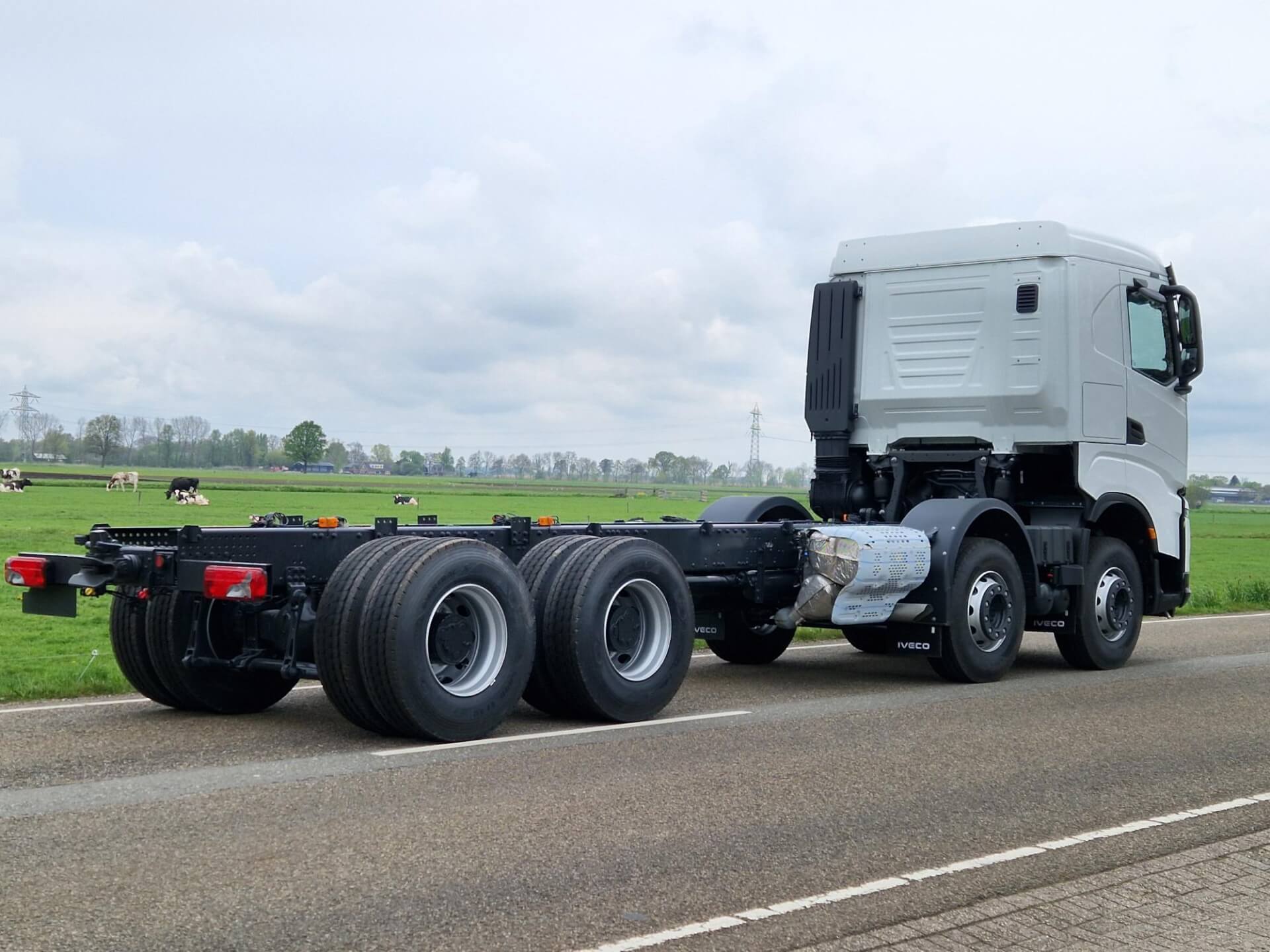 X-Way 8x4 chassis ra
