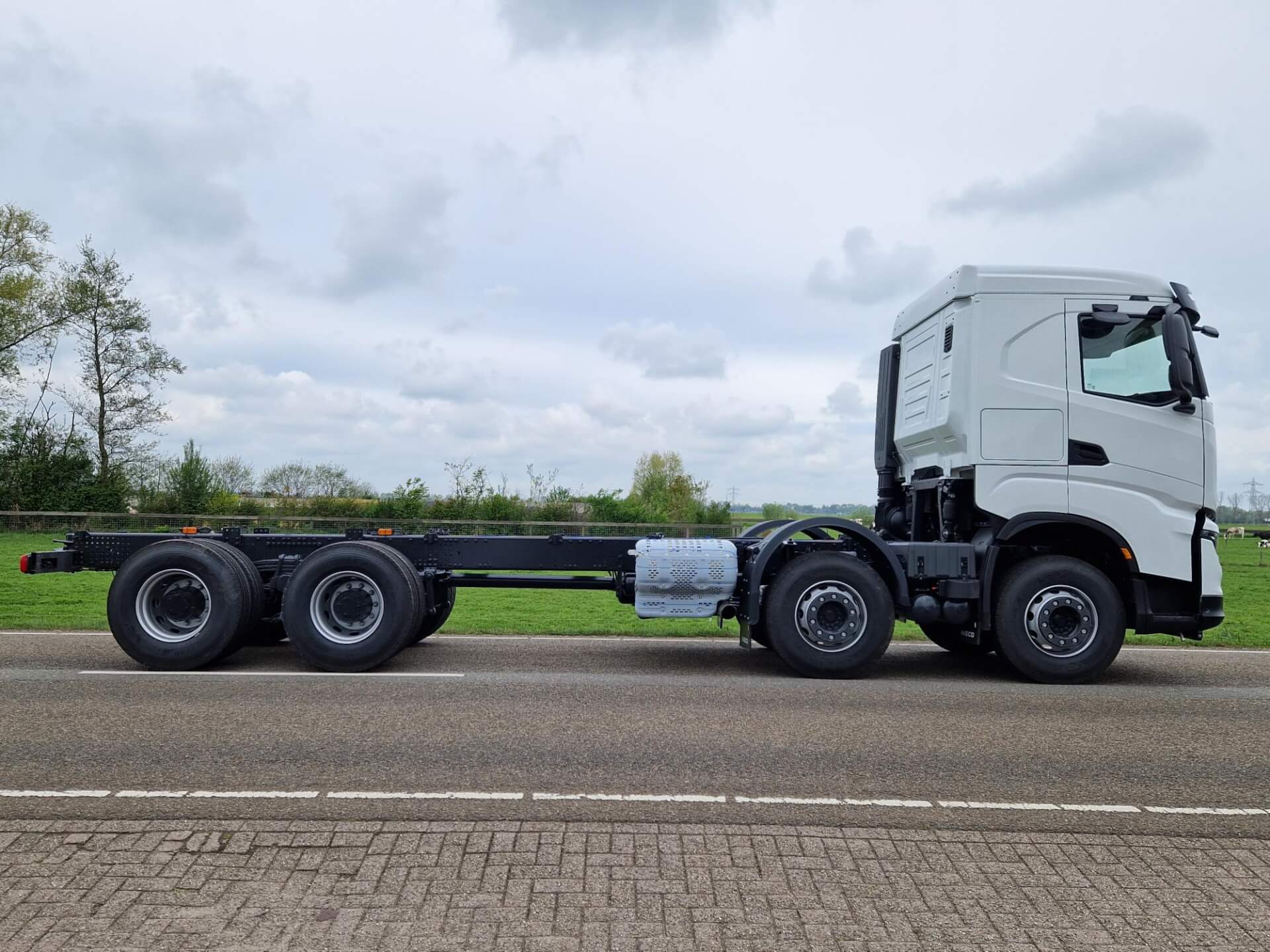 X-Way 8x4 chassis rz